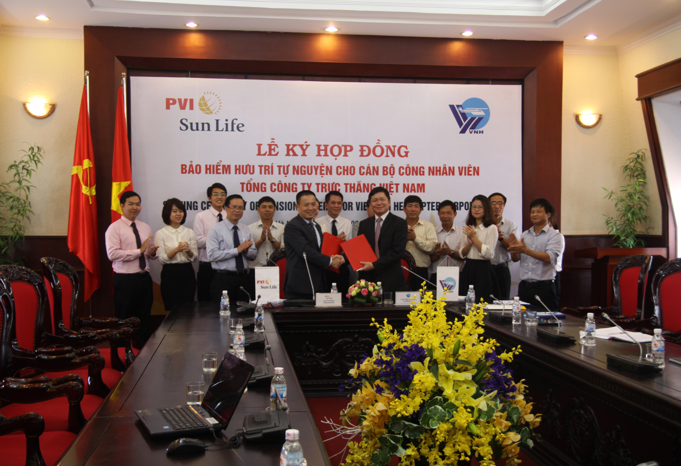 Tổng công ty trực thăng Việt Nam ký hợp đồng Hưu trí PVI Sun Life