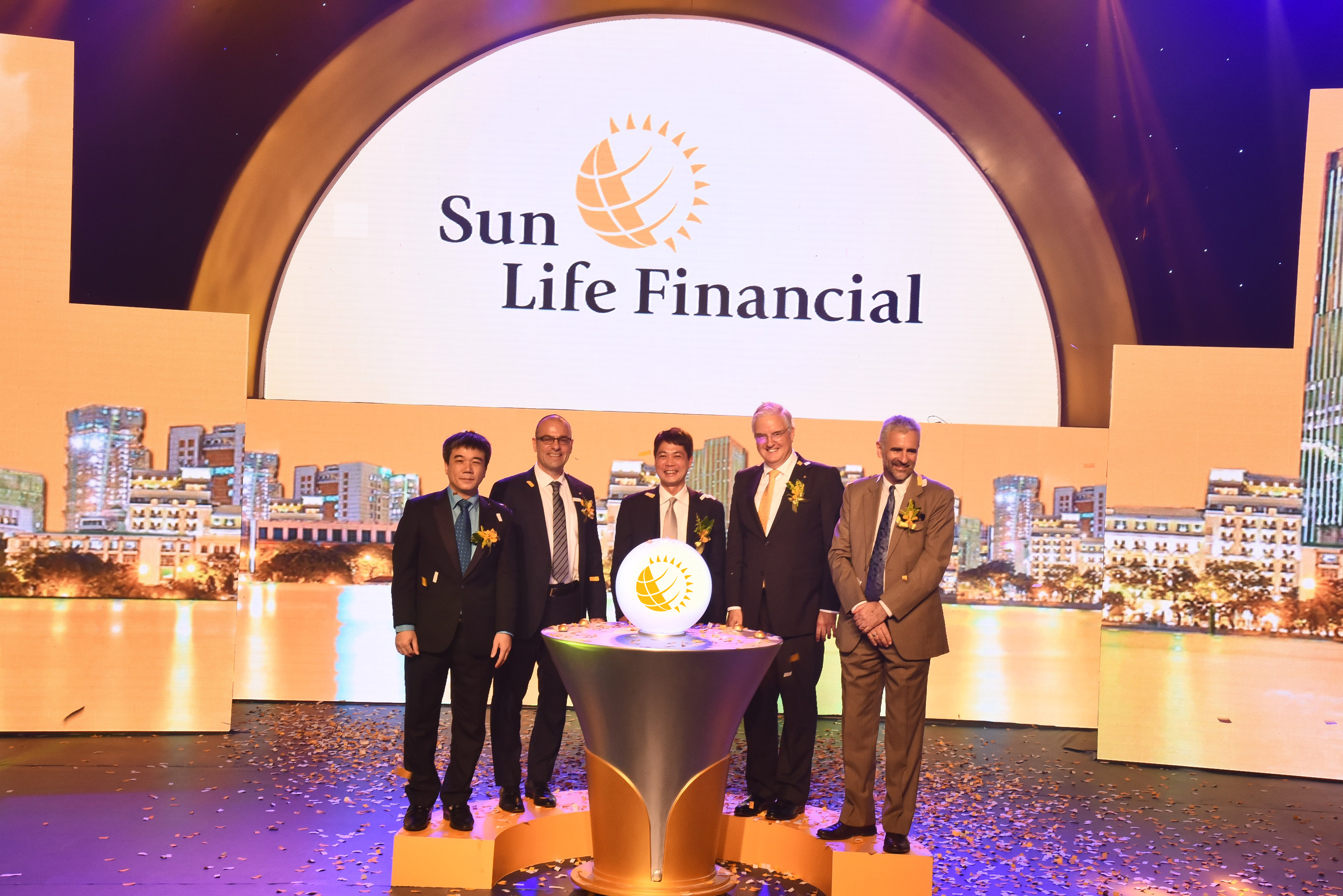 Sun Life Việt Nam tổ chức Lễ khai trương Công ty cùng Sự kiện Phát động  Kinh doanh 2017 tại các thành phố lớn của Việt Nam